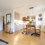 Valerie Apartman *