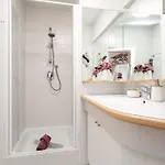 Valerie Apartman *