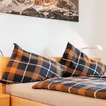Valerie Apartman *